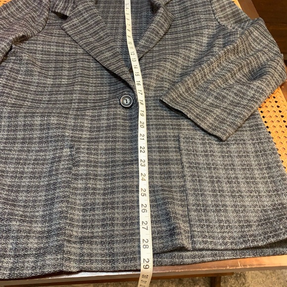 Vintage Modern Essentials light weight blazer jacket, with padded shoulders. - Picture 8 of 9